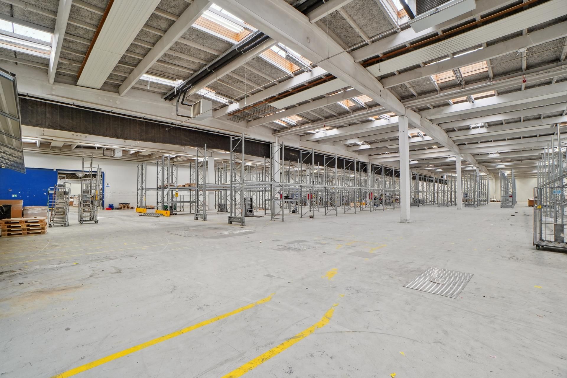 Fabrik med masser af lagerplads, stive bærerammer, forskellige størrelser af paller og et stort gulvområde til