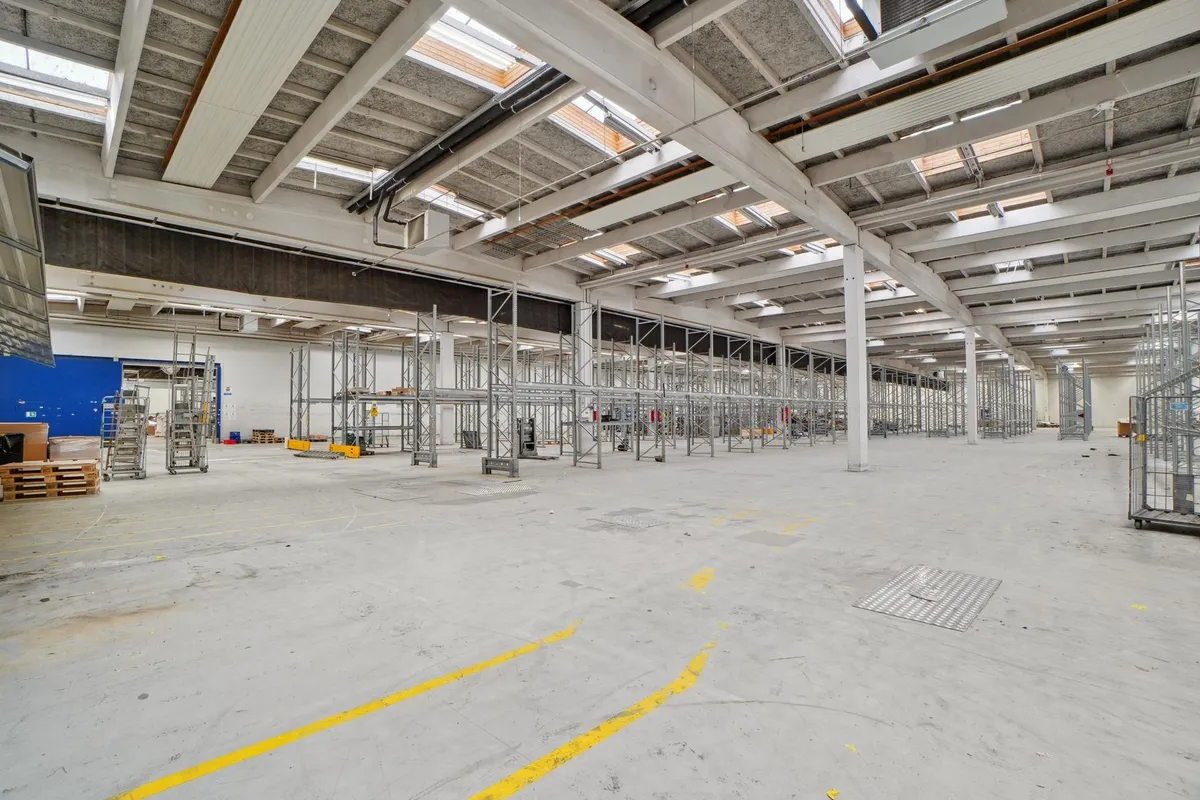 Fabrik med masser af lagerplads, stive bærerammer, forskellige størrelser af paller og et stort gulvområde til