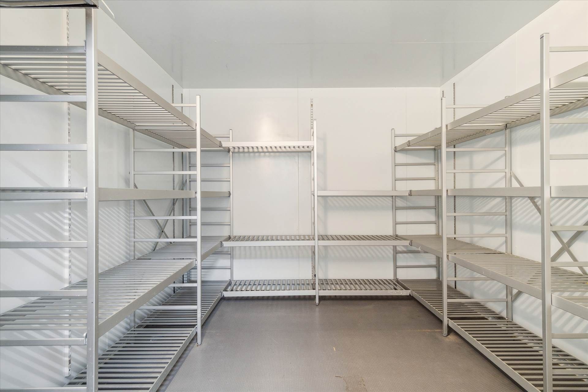 Lej butik i Lyngbyvej 83, der er velbeliggende og hjørneplaceret. Hjørnet er udstyret med moderne, lyse og funktionelle