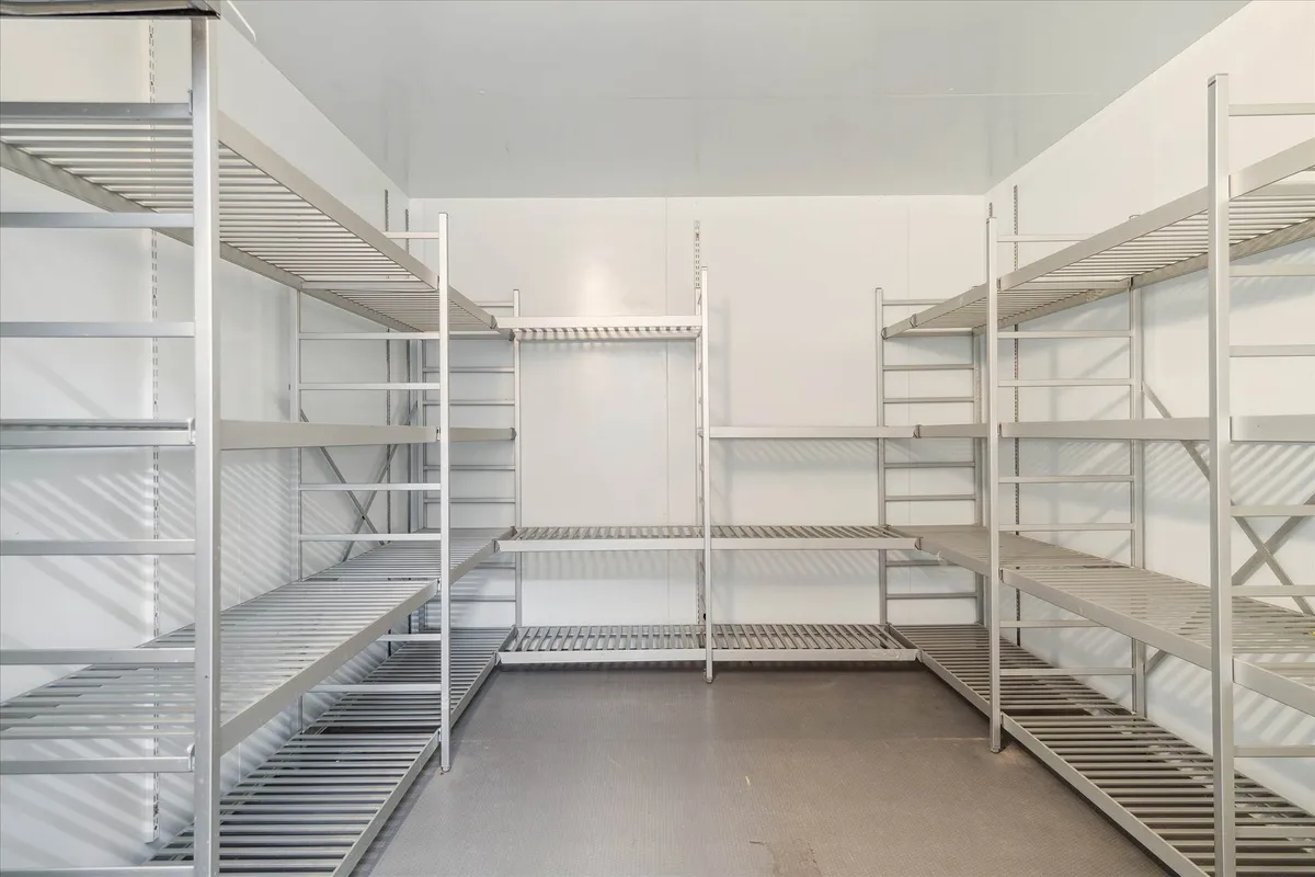 Lej butik i Lyngbyvej 83, der er velbeliggende og hjørneplaceret. Hjørnet er udstyret med moderne, lyse og funktionelle