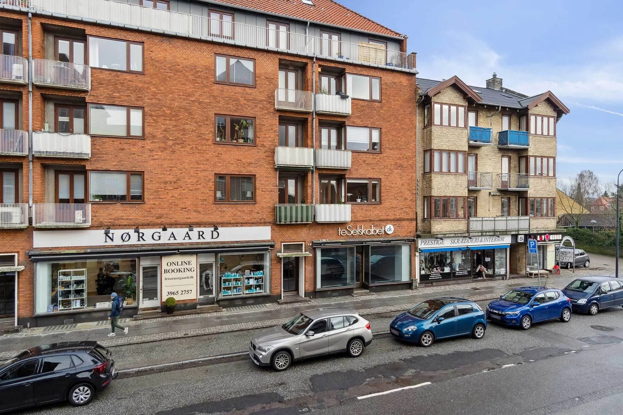 Butikslokaler i rødstensejendom på Baunegårdsvej 3A med parkering og online booking. Forretningen er i nærheden af flere