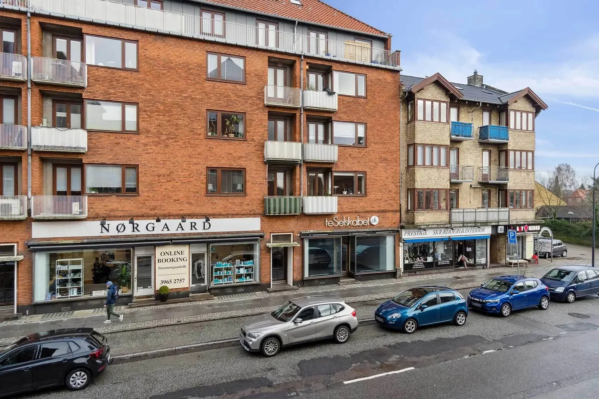 Butikslokaler i rødstensejendom på Baunegårdsvej 3A med parkering og online booking. Forretningen er i nærheden af flere