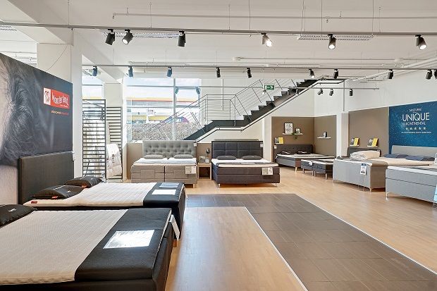 Stort og lyst butikslejemål med flere senge og madrasser til salg i CenterØst