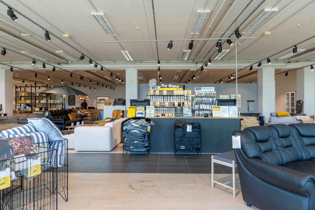 Butik med udsalg af møbler og boligindretning, sort og hvidt sortlæg og møbler i alle farver og materialer