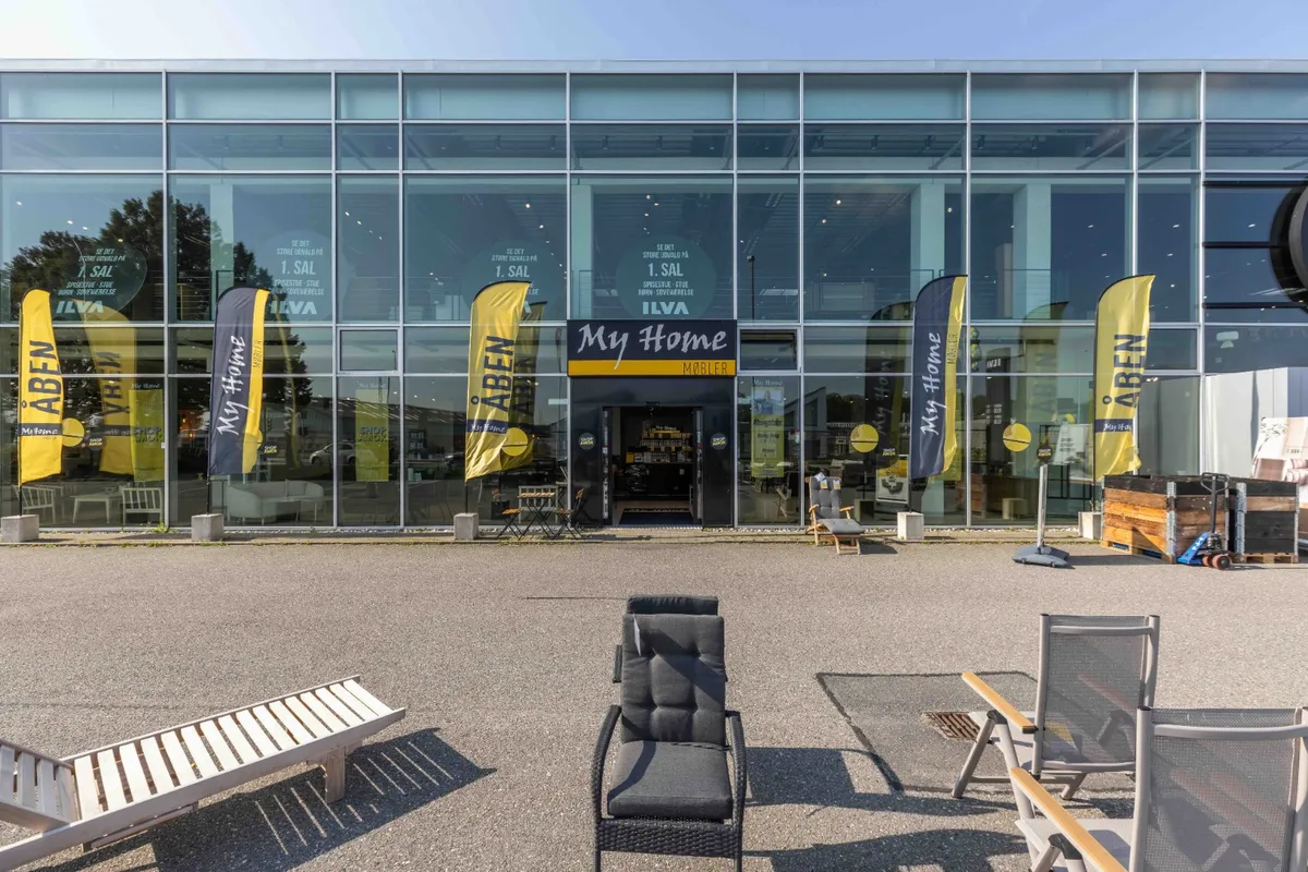 My Home Möbel butik i Sønderborg med forskellige udendørs møbler og store bannere med teksten My Home og ILVA