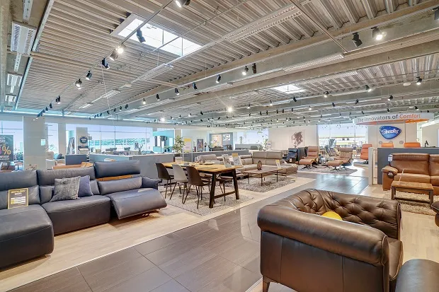 Butikslejemål med moderne møbler og indretning i CenterØst Sønderborg. Store sofaer, stole og borde med moderne design og