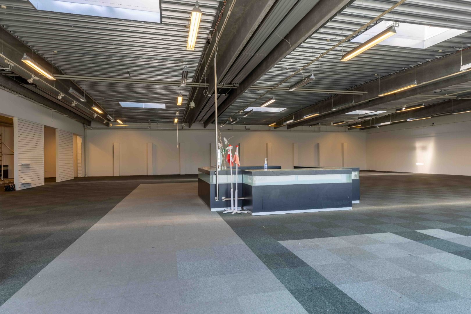 Butikslejemål med 757 kvm i CenterØst i Sønderborg. Værelser med højloft, gulvbelægning og lys. Der er en modtagelsesskranke