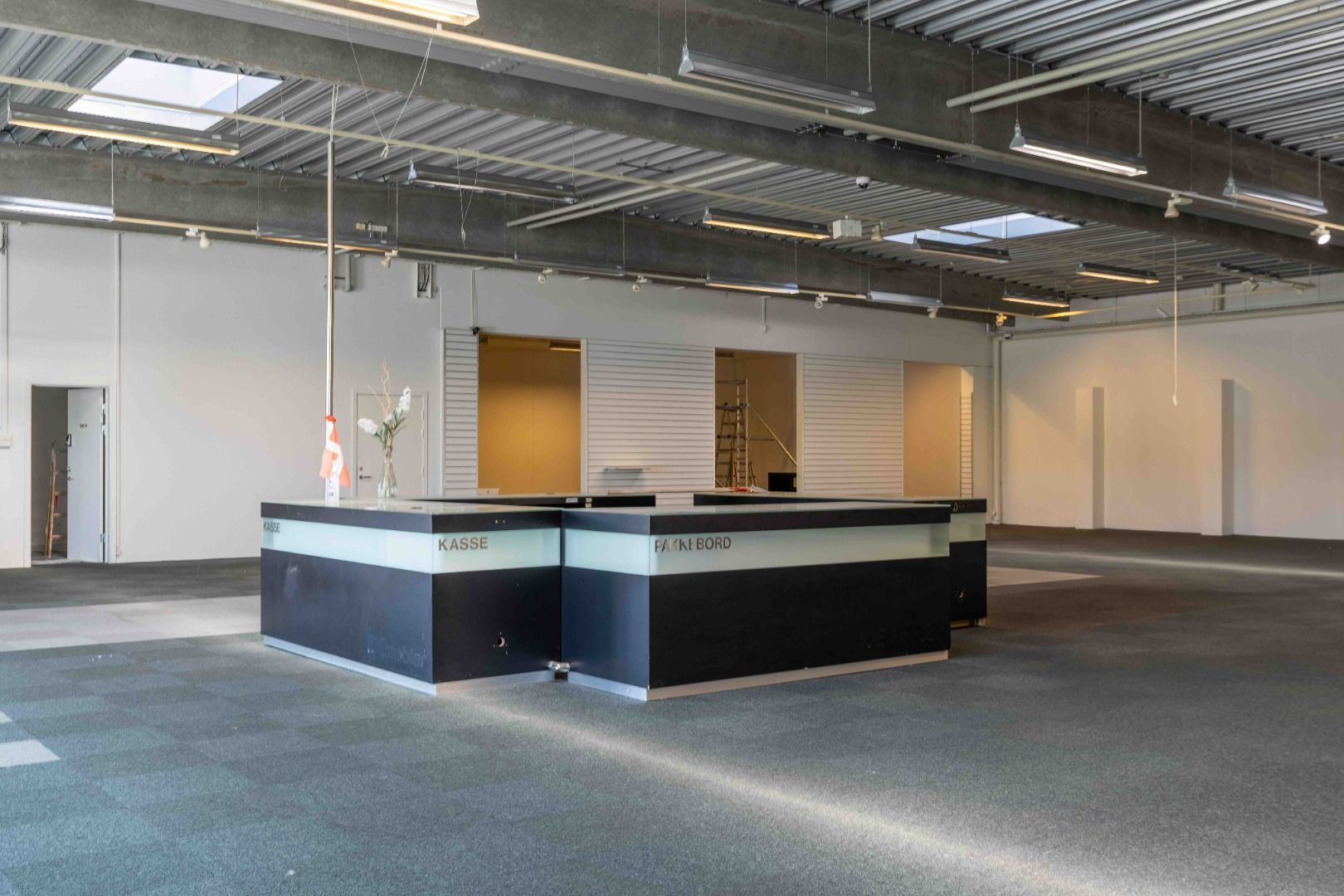 Stort og lyst butikslejemål med kassebord, tomt lokale og højt til loftet i Sønderborg. Lejemålet er på 757 kvm med gode