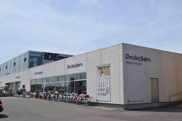 Butikslejemål i Sønderborg med 757 kvm og udsigt til CenterØst, forsynet med flere vinduer og en reklamebanner.