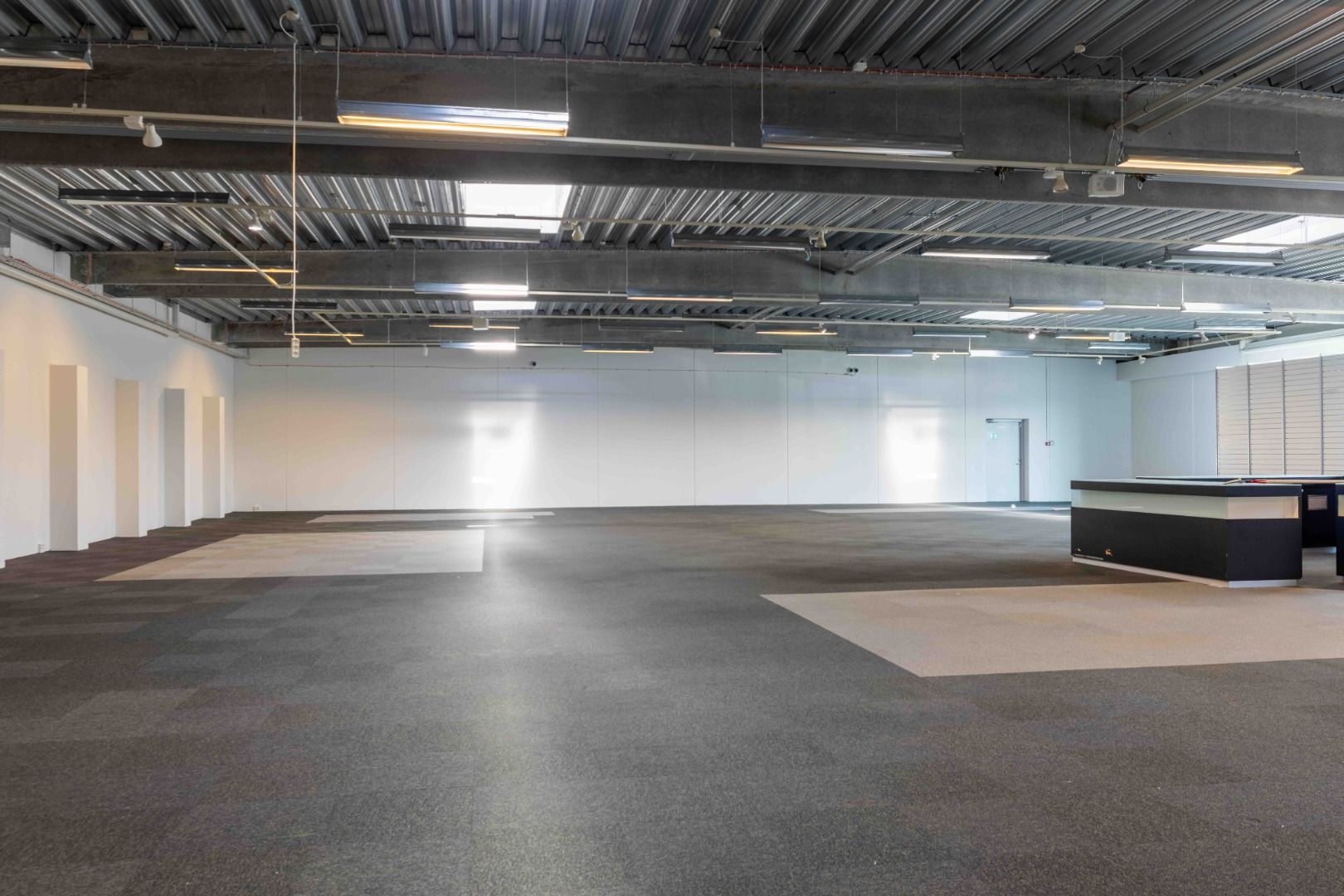 Ledig og lys butikslejemål med 757 kvm og moderne lofter. Store vinduer og lyse gulve giver meget plads og belysning.