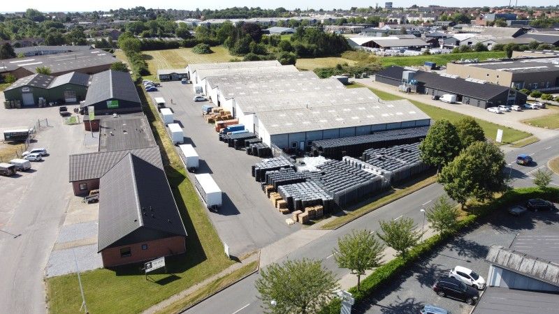 Ledige moduler til leje i et lager. Lagerhalen ligger på et erhvervsområde og har store moduler til leje.