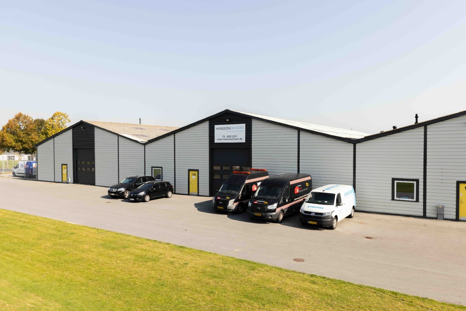 Lejelager med flere moduler med 168 og 11A mærker og fire parkerede biler med et Polyton-mærke og to biler med Forsman logo