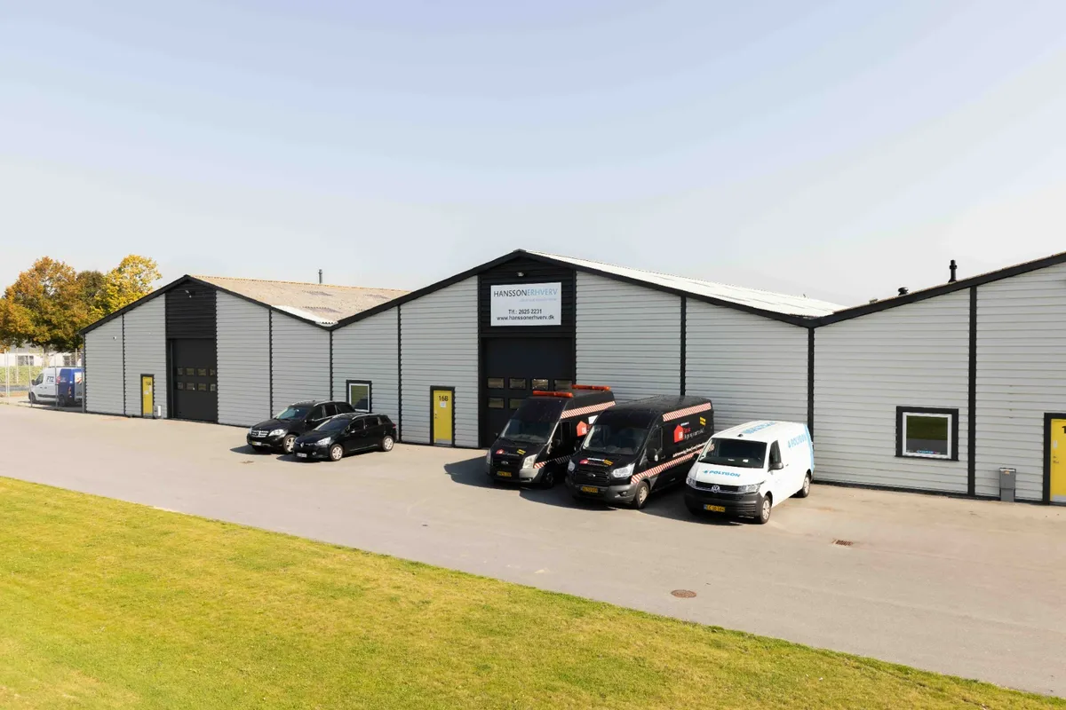 Lejelager med flere moduler med 168 og 11A mærker og fire parkerede biler med et Polyton-mærke og to biler med Forsman logo