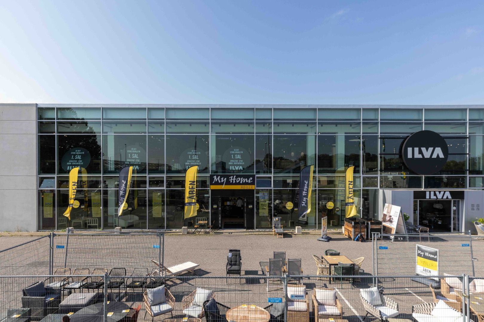 My Home ILVA butik med udendørs møbler og stole samt sølvfarvede bannere med teksten My Home
