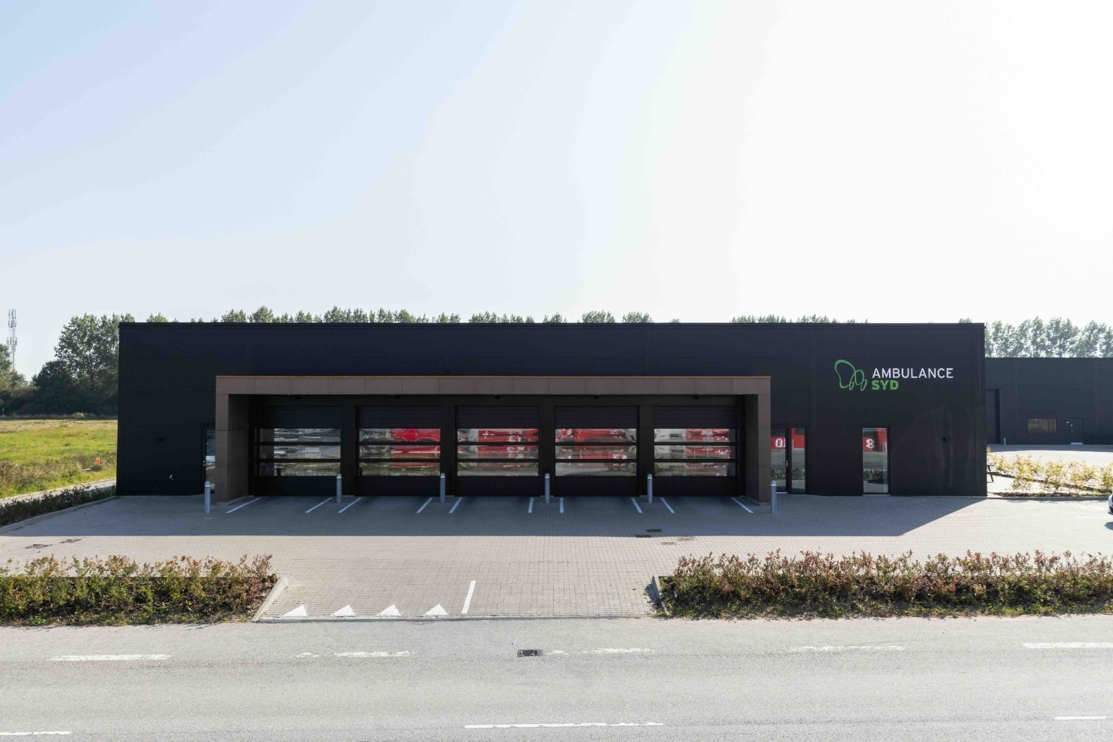 Ambulance Syd har en ny nybygget ambulancestation med en stor garage og et stort logo på bygningen