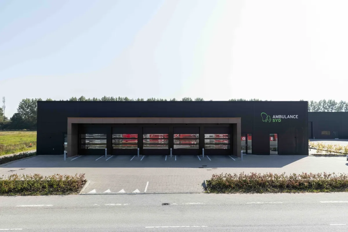 Ambulance Syd har en ny nybygget ambulancestation med en stor garage og et stort logo på bygningen