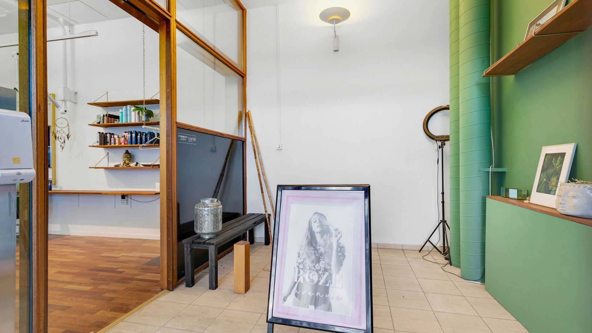 Indretning af et boutiquehotel med moderne møbler og indretning og lyse lamper samt en udstilling med kunst og lysebilleder