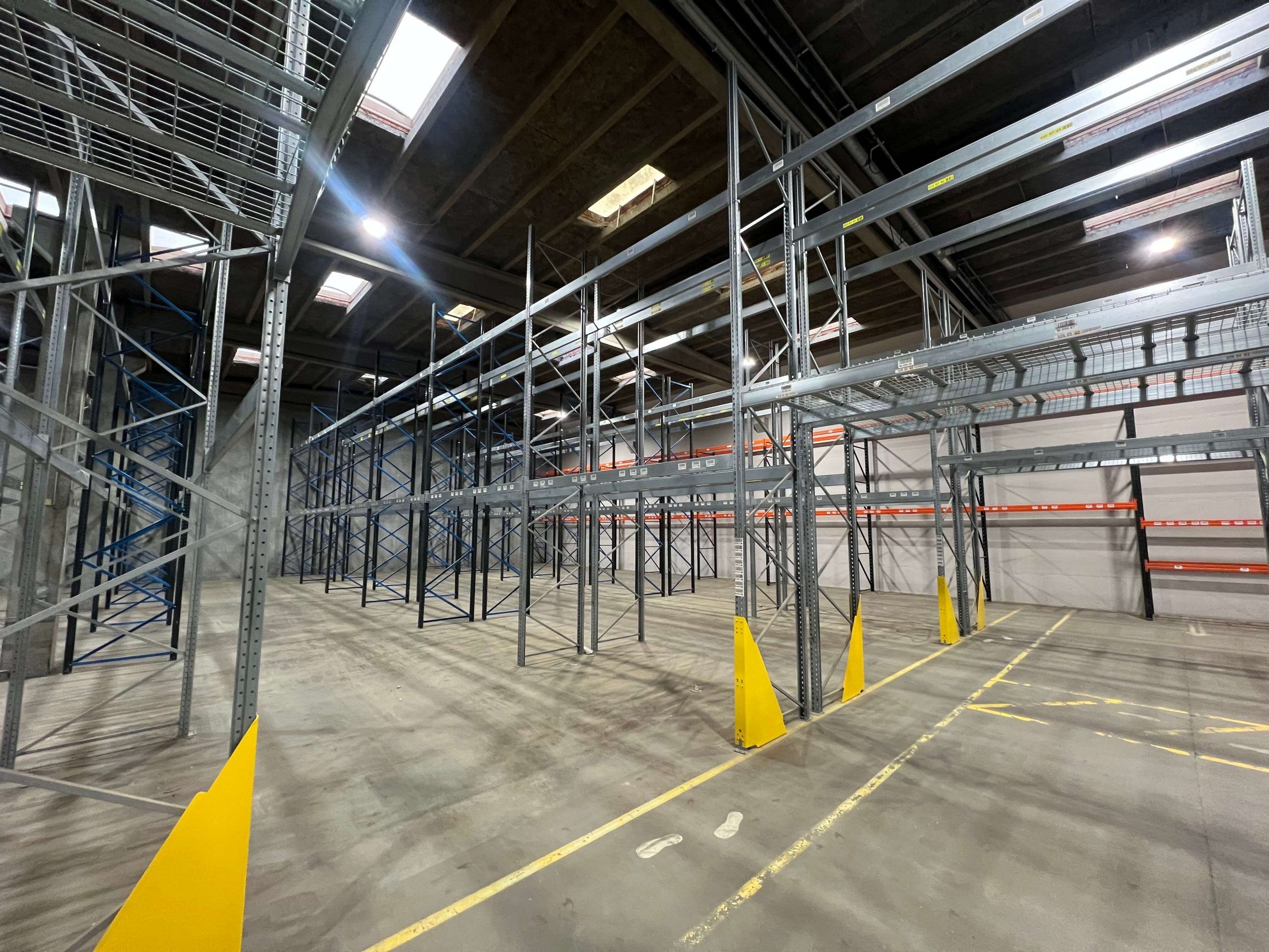 Lager med paller og gulve, hvor der er flere højdetrin og metalkonstruktioner