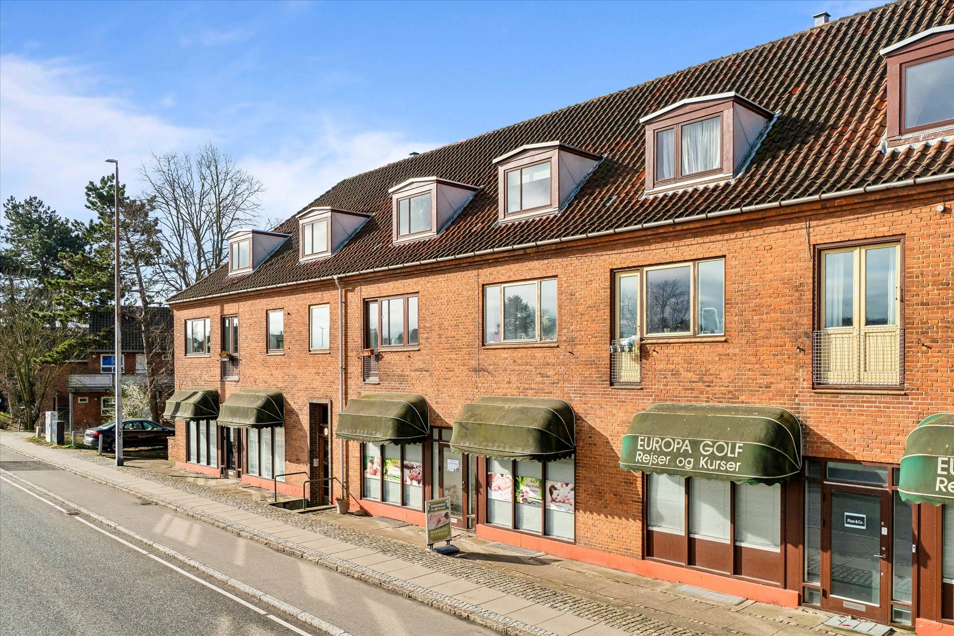 Investeringsejerlejlighed til salg med smukke solrige værelser og køkken med moderne faciliteter