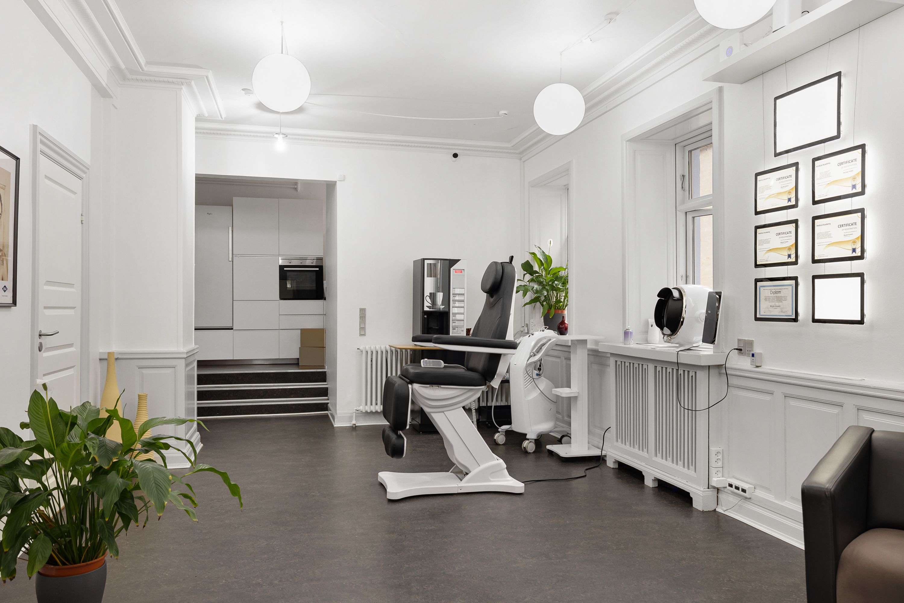 Moderne design med hvidt og sort farveskema, minimalistisk indretning, høj teknologi og ergonomiske stole, kunstig plante og