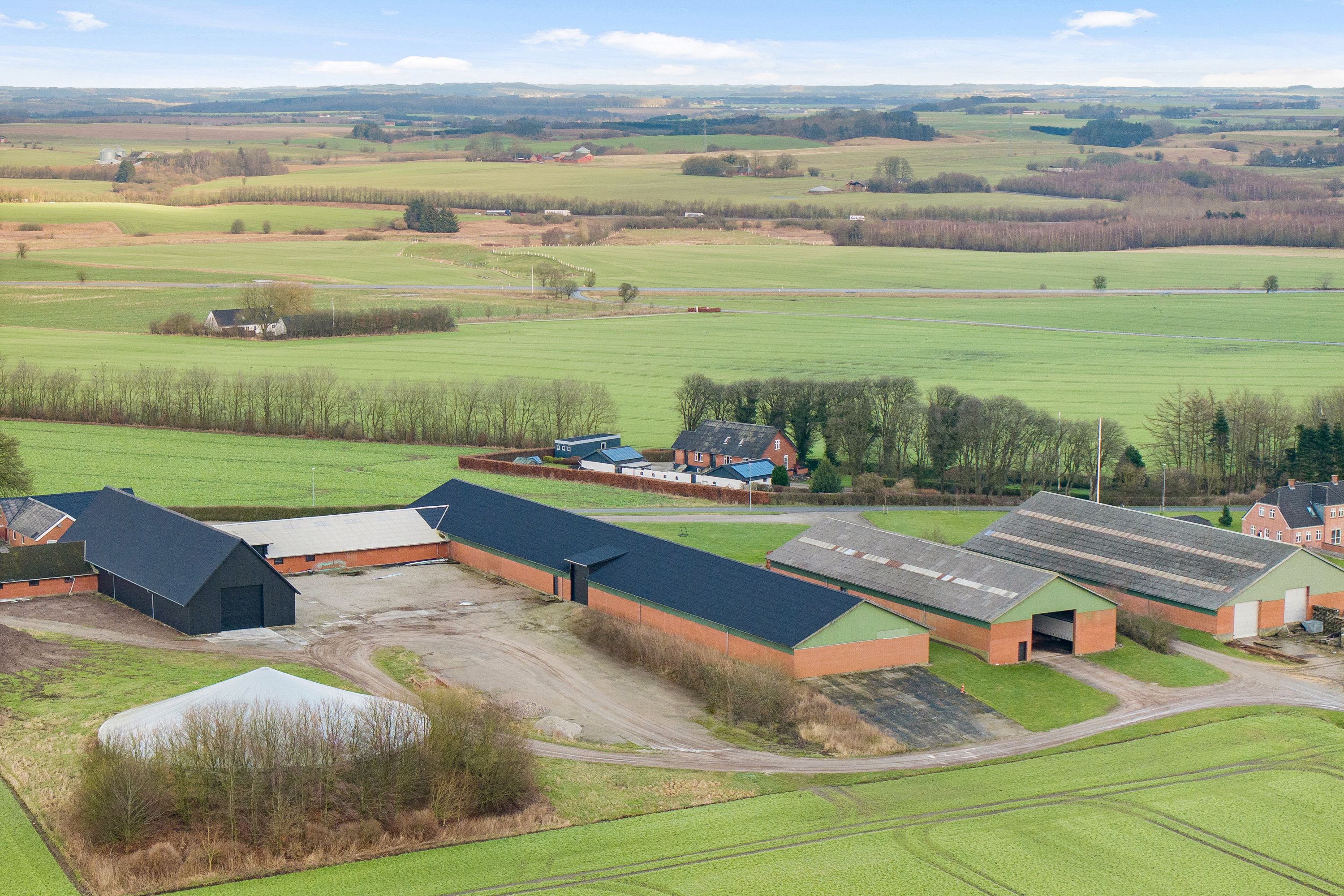 Lagerhal i Hadsten med 1.500 m² funktionelle og rummelige lokaler, opført i 1996 med moderne faciliteter og flot udsigt over