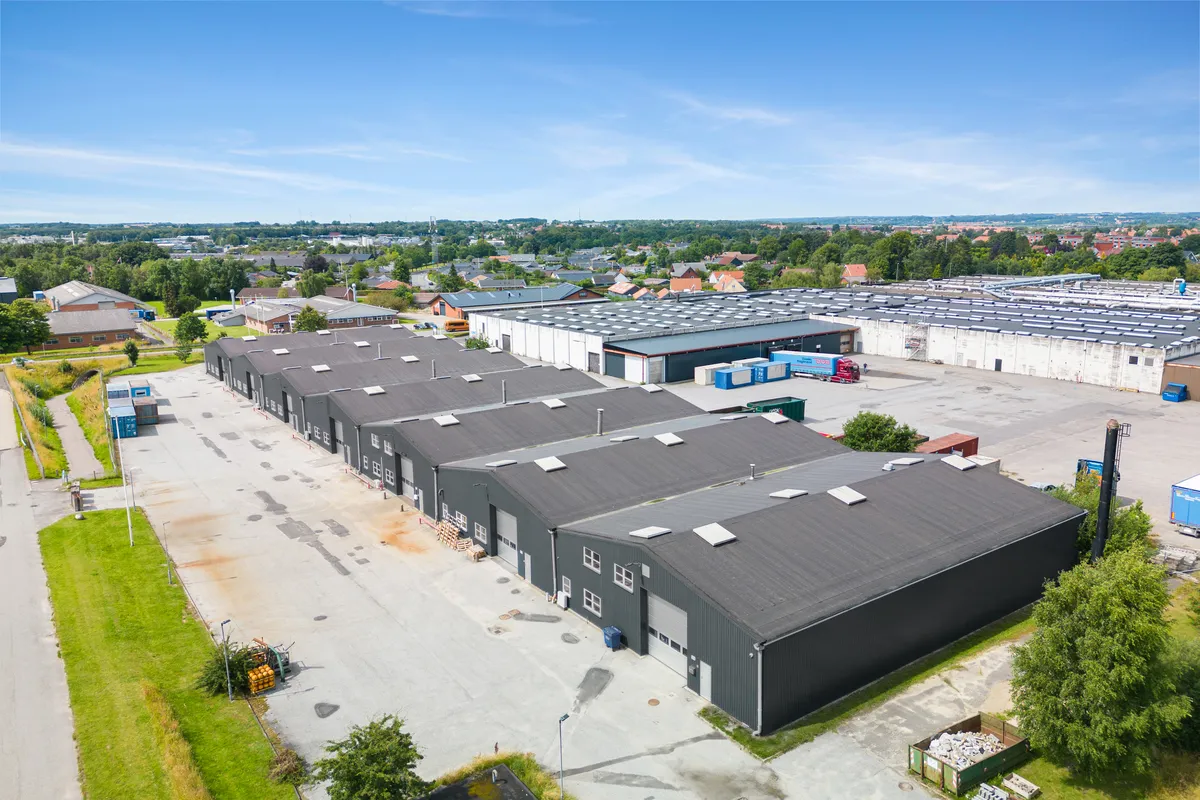 En industriel bygningspark med flere store og små fabriksbygninger i forgrunden og baggrunden