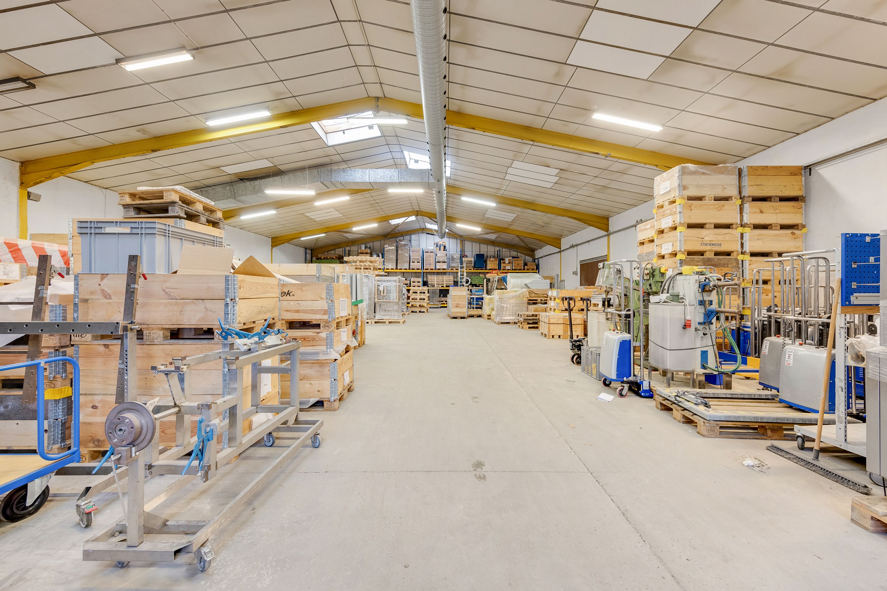 Lager med store trækasser og diverse maskineri samt gulve og lofter med høj kvalitet