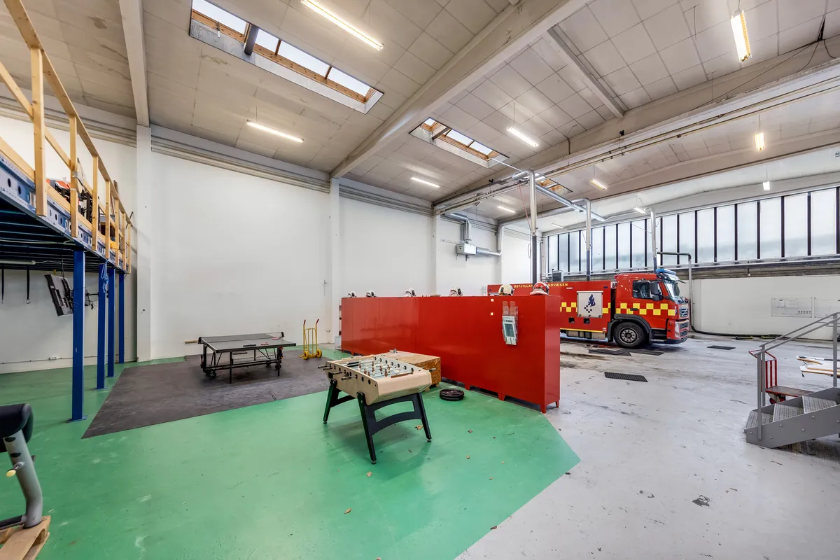 Lager med område til rekreation og udstyr til brandvæsen. Brandvogne og andet udstyr til brandvæsenet står parkeret.