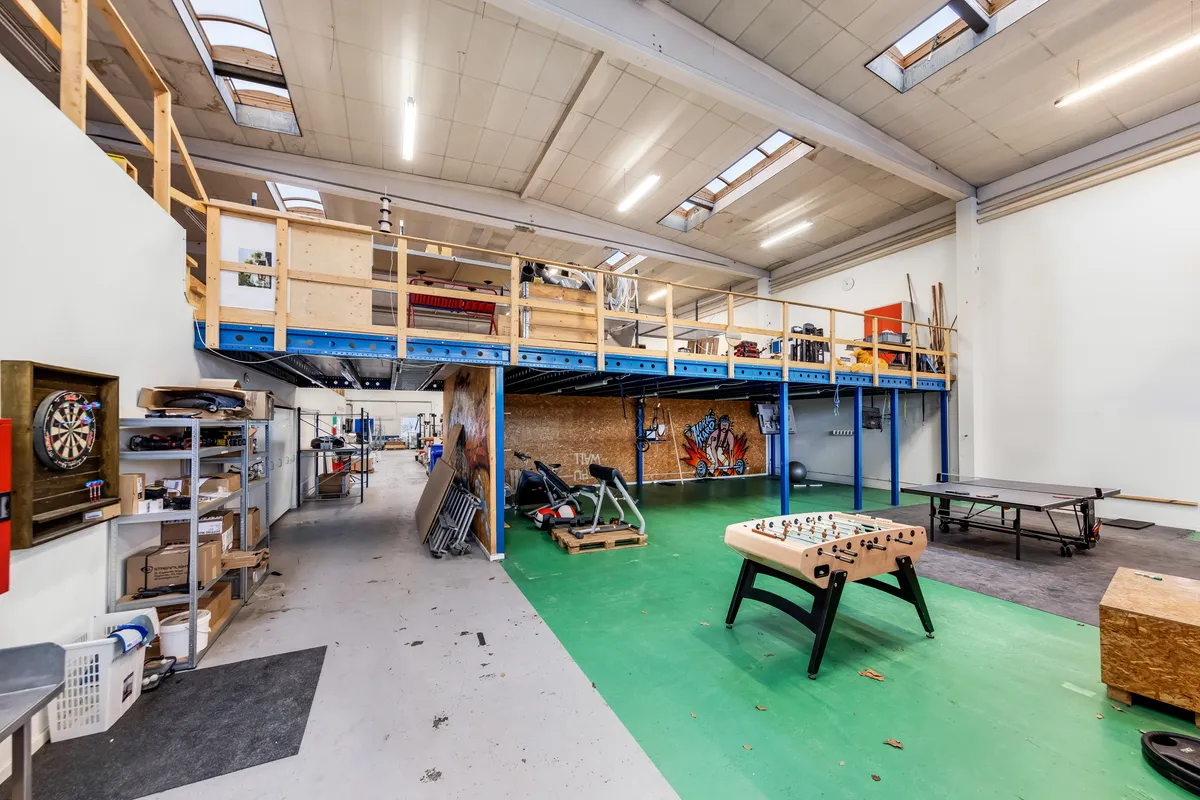 Lager med møbler, dart og fitnessudstyr. To bordtennisborde, fodboldbord og loftsrum med lagerhylder.