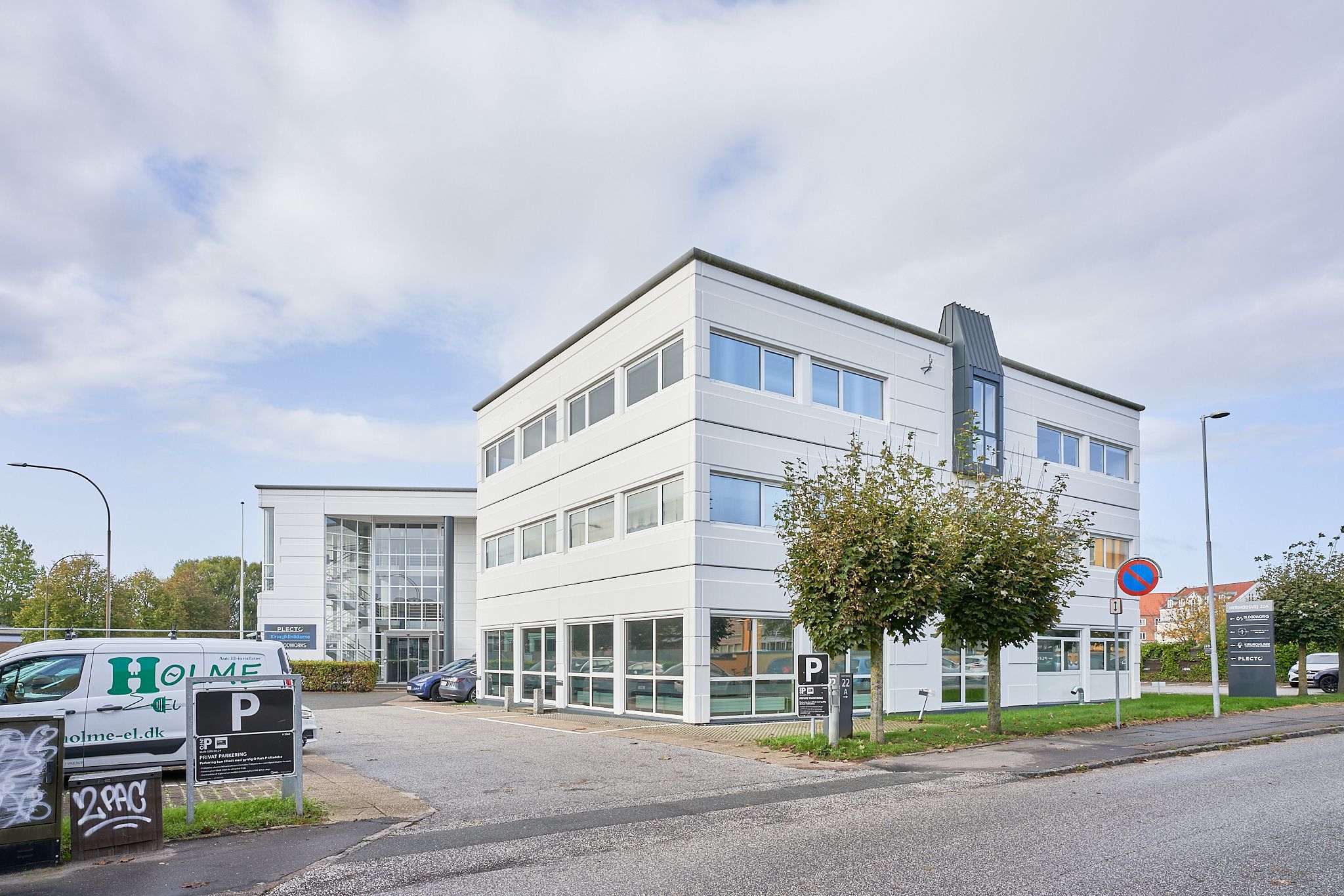 Lejlighederne på Hermodsvej 22 er til leje, hvis du er interesseret i at købe eller leje ejendomme i denne region. Der er