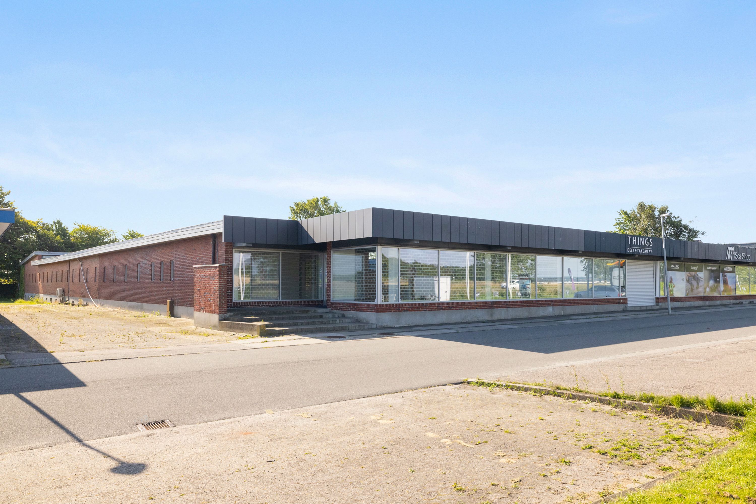 Modernt, nyt lejemål til showroom med kontor i frederikshavn på deli og bakeway, med lyse vinduer og nyt tag