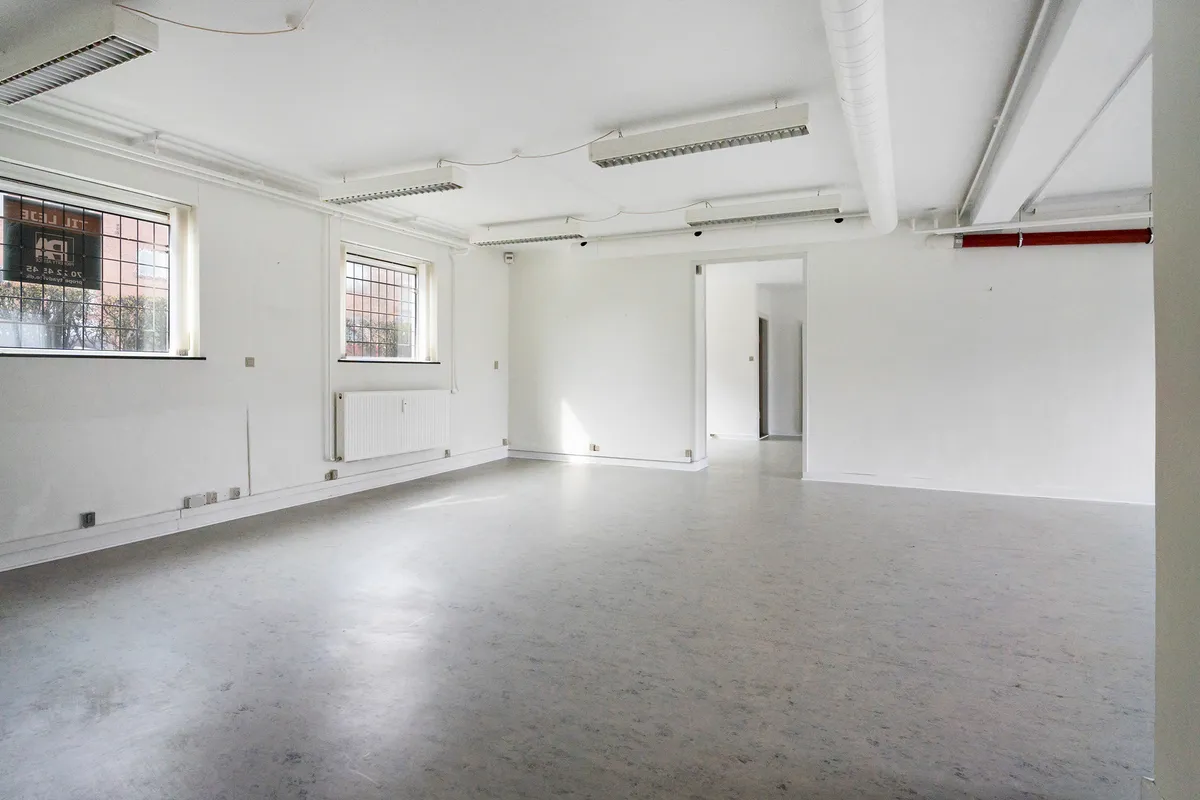 En stor og lys kælderlejlighed med 156 m2, to store vinduer, og møbler og inventar til at flytte ind