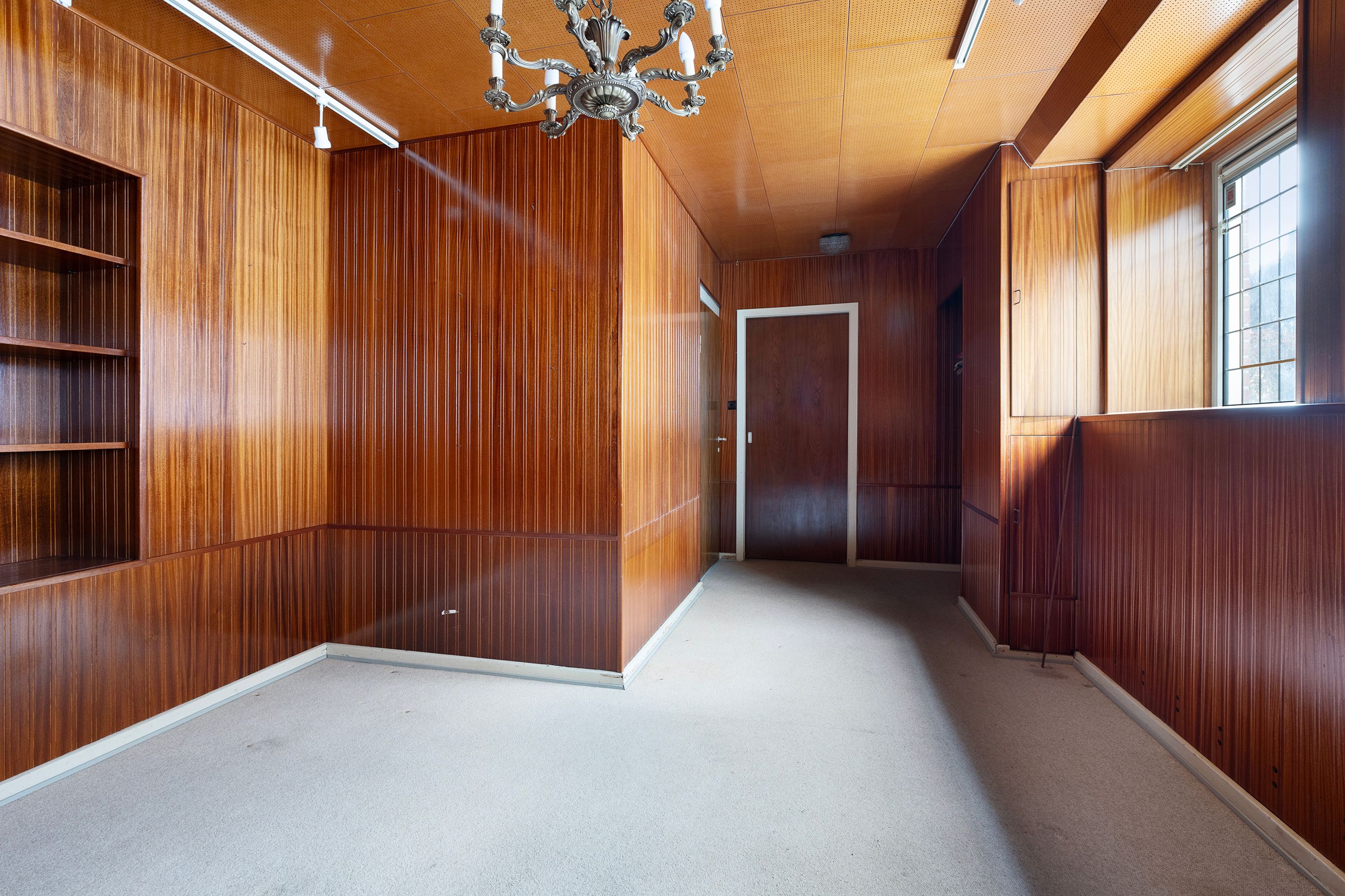 Ledig kælderlejemål med massivt træpanel og karpergulv, møbler og inventar inkluderet