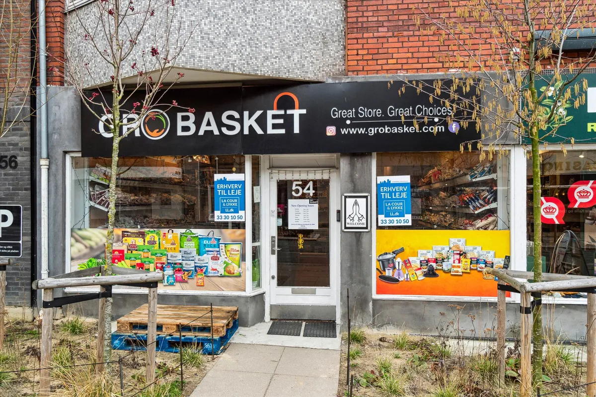 Lejemål i stueplan med kælder er til leje på en central beliggenhed. Butikken er med udsalg af mad og drikkevarer. Der er