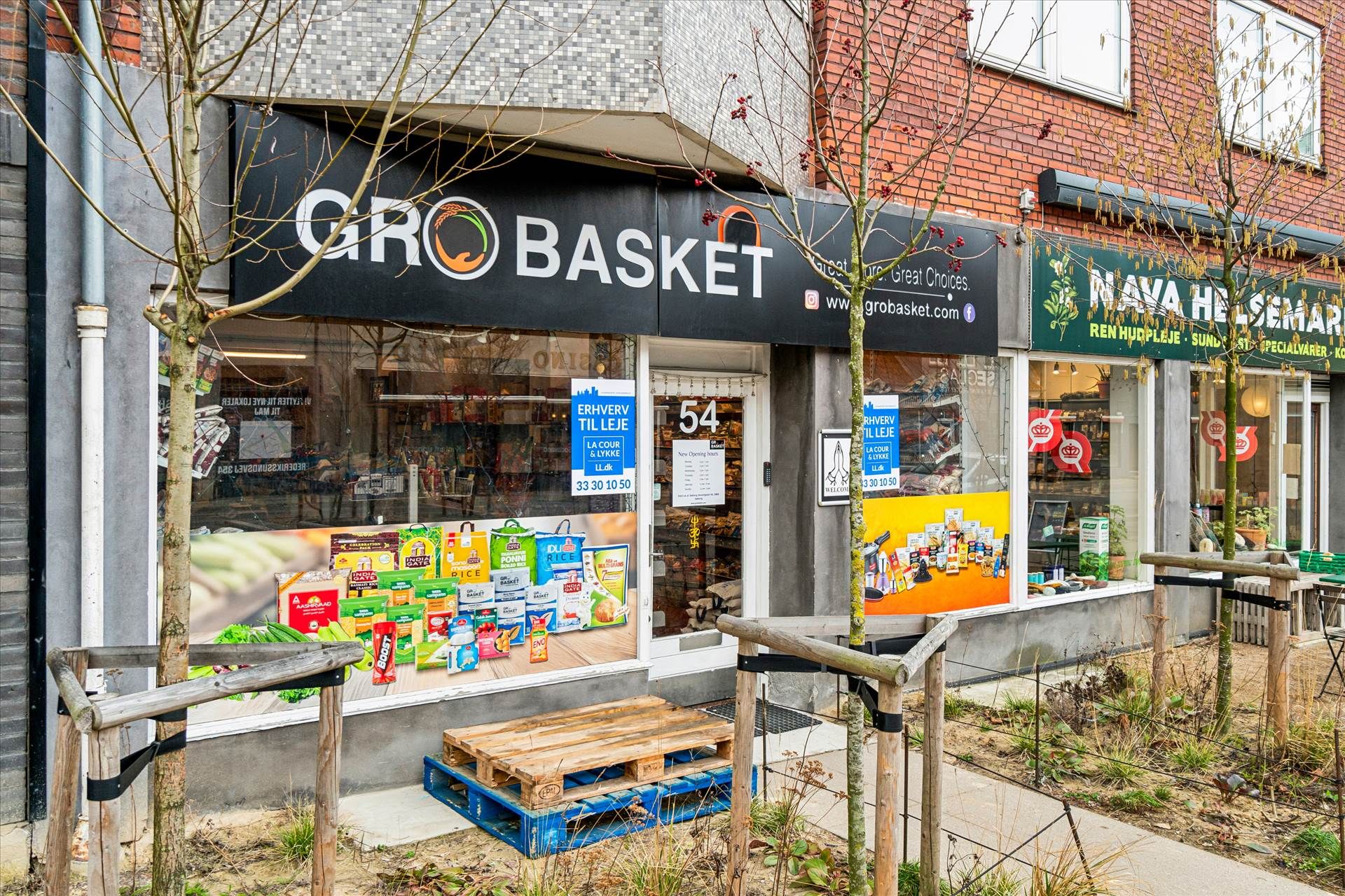Butik med skilte, der læser "Gro Basket" og "Nava Heisemar", med flere varer i udstillingsvindue, herunder snacks og