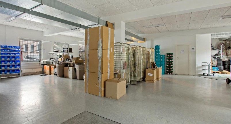Lagerrum med flere kasser og emballagematerialer samt opbevaringsrum og kontorlokaler