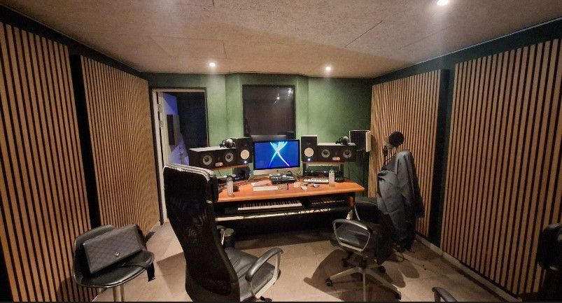 Et lydstudie med musikudstyr, computer, stol, og højttalere. Her er der plads til et musikprojekt, og det egner sig til at