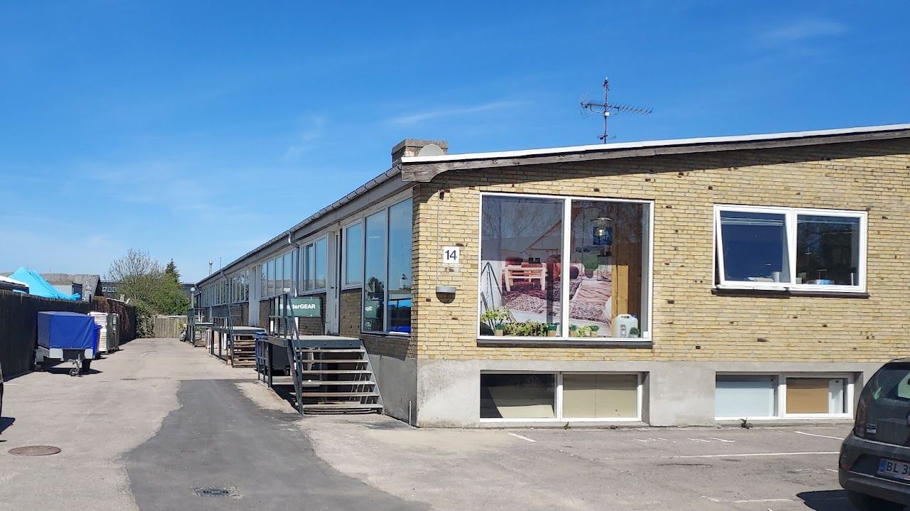 Storet butikslokaler med stolpelampe, højt kvalitets vinduer og god adgang til parkeringsmuligheder. Butikken er udstyret