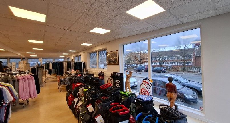 En klædebutik med køkken og toiletter og gode parkeringsmuligheder for kunder og personale. Butiksvinduet vender mod gaden