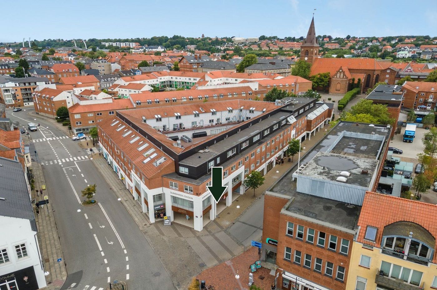 En veludstyret bygning med facader mod Bredgade og Ny Vestergade, udstyret med udeserveringsområde og adgang til Torvet i