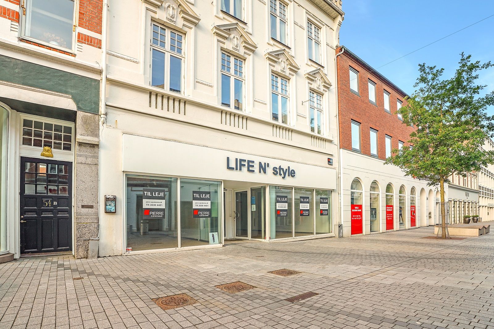 Store butikslokaler med moderne design til leje på Kongensgade. Lejepriser og ledige lokaller på skilterne.