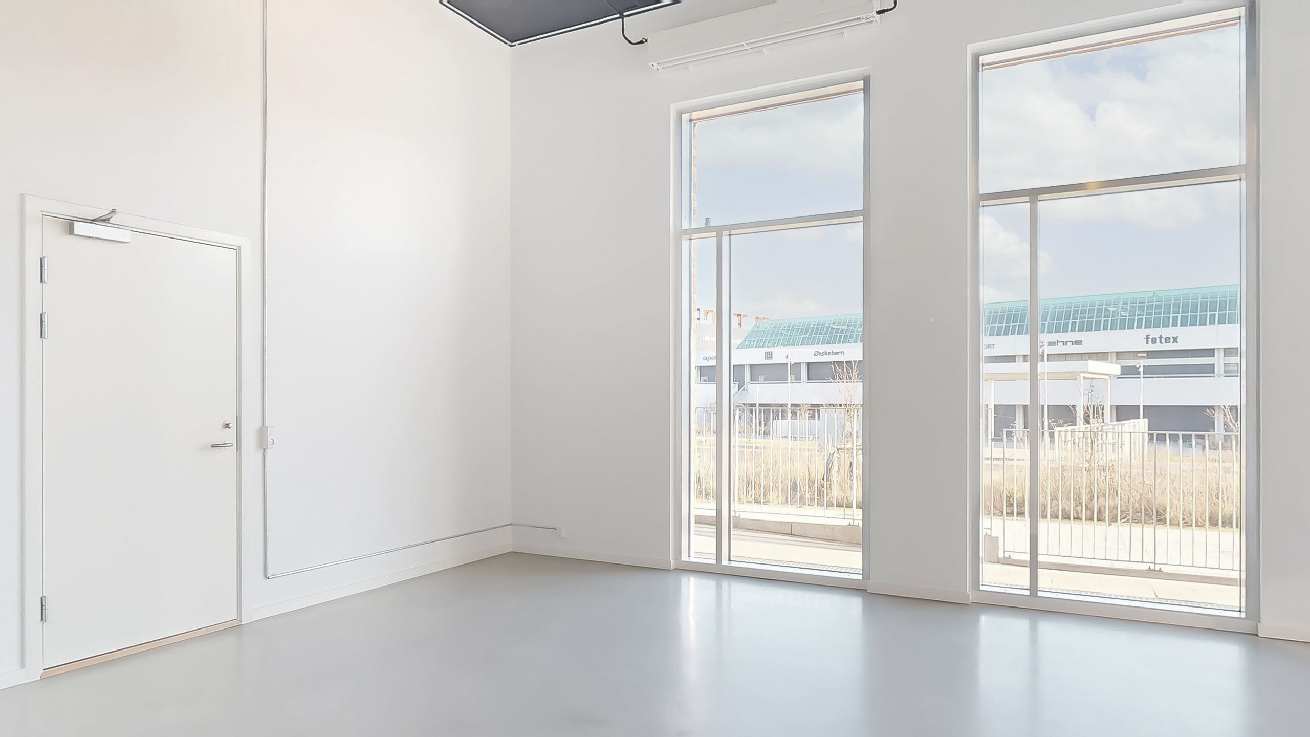 Ledig erhvervslejemål med store ruder og lyse interiør i Høje Taastrup. Lejemålet er 184 m² og er i en forretningsbygning