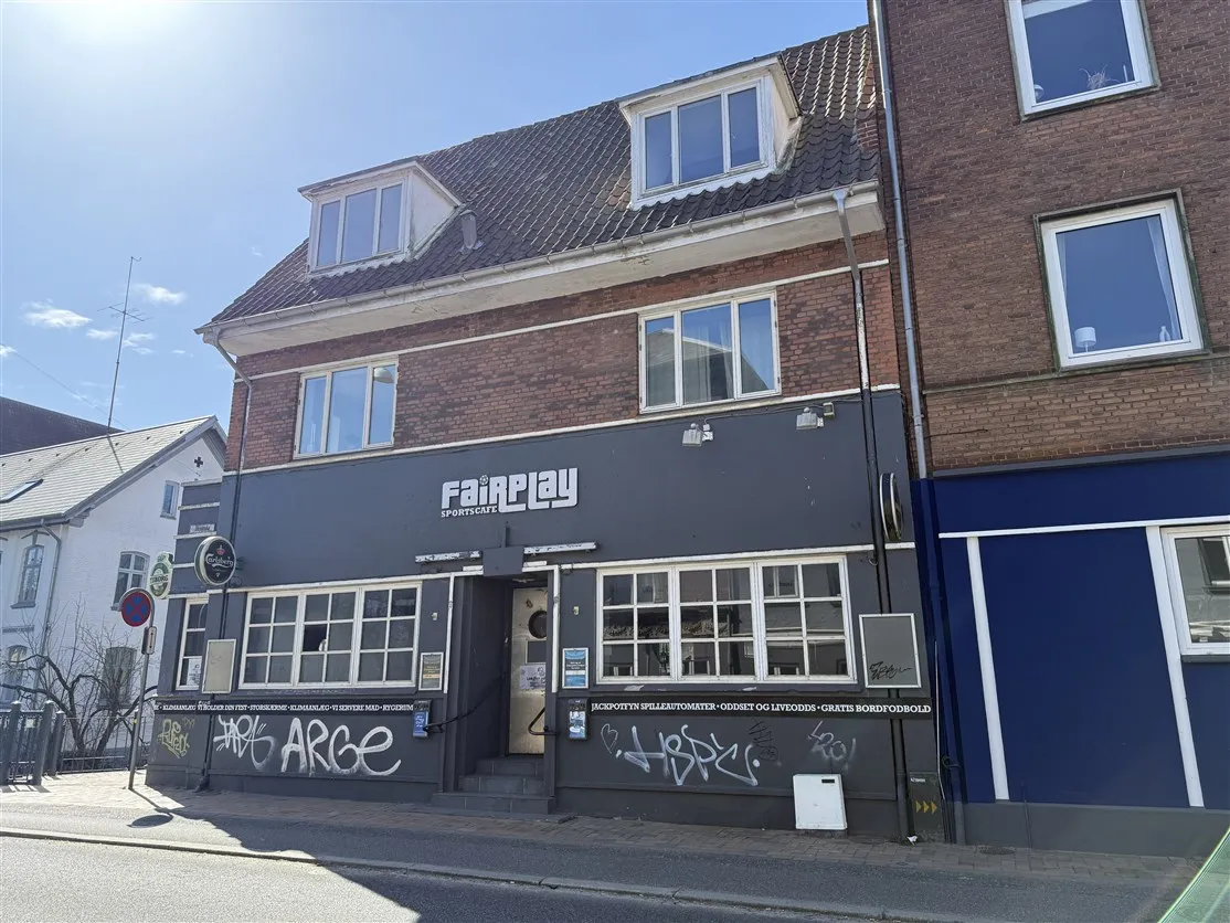 En butiksfront for en spilleautomatforretning med graffiti og teksten Fairplay.