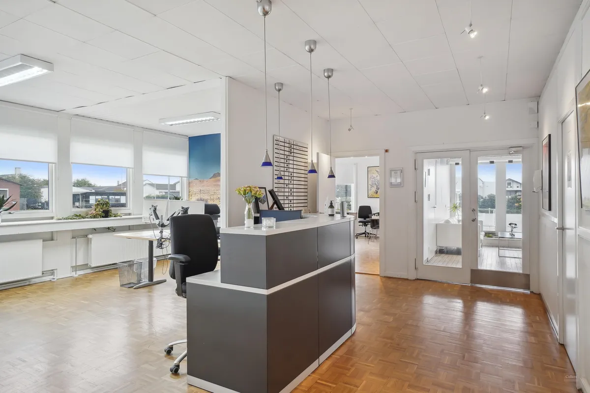 Kontor i et moderne byggeri med højloftede rum, lyse og luftige vinduer, og en central beliggenhed