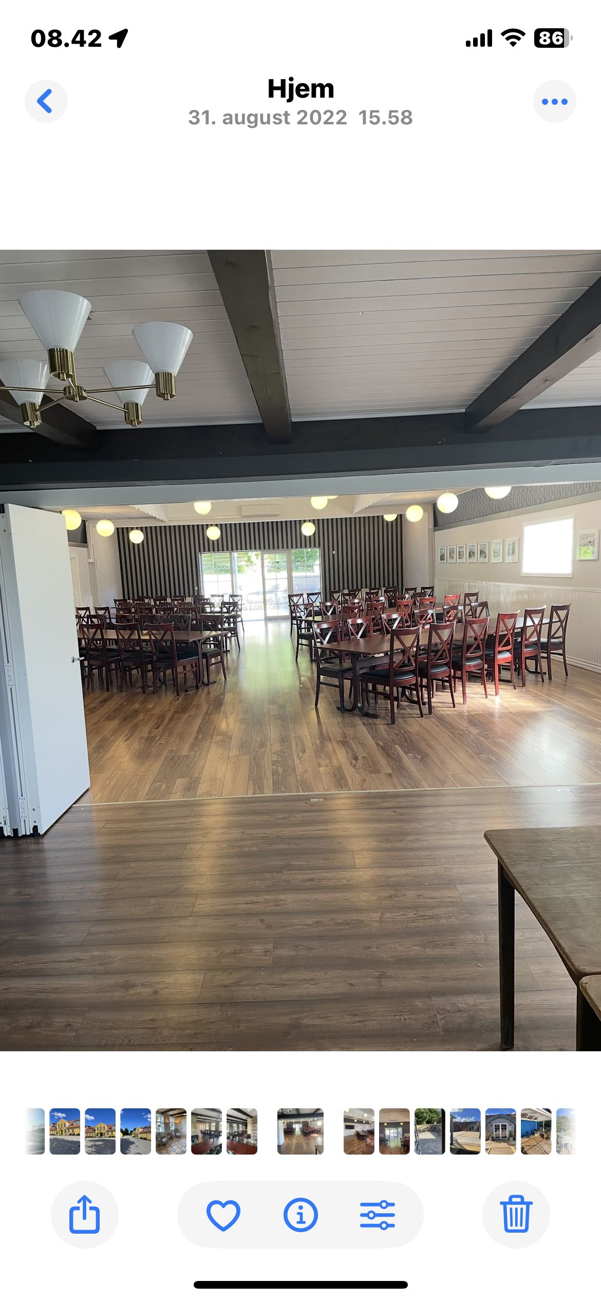 Et stort sted med masser af bord og stol til arrangementer og spisning