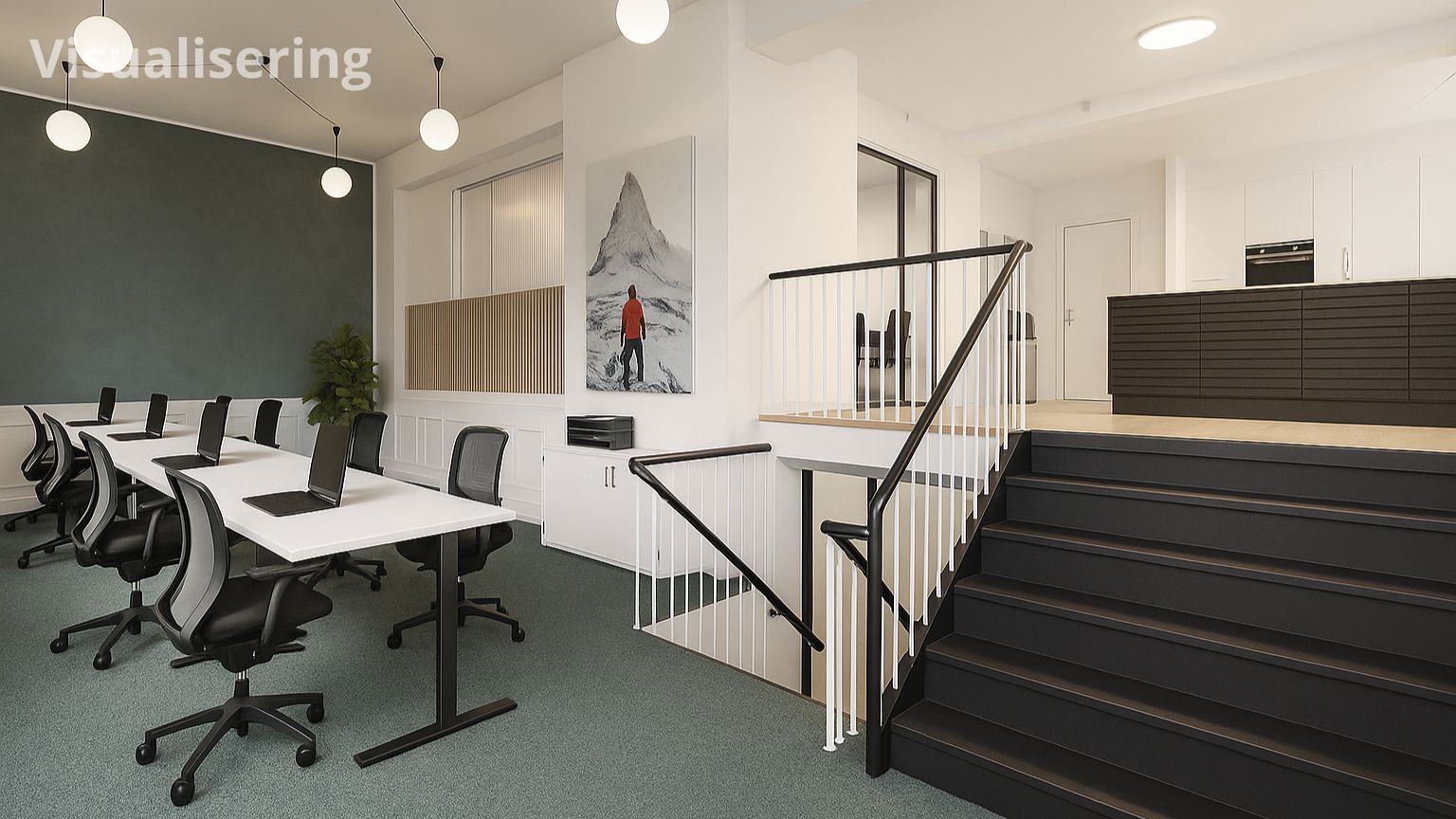 Kontor med to lange borde, hver med fire ergonomiske kontorstole og bærbare computere