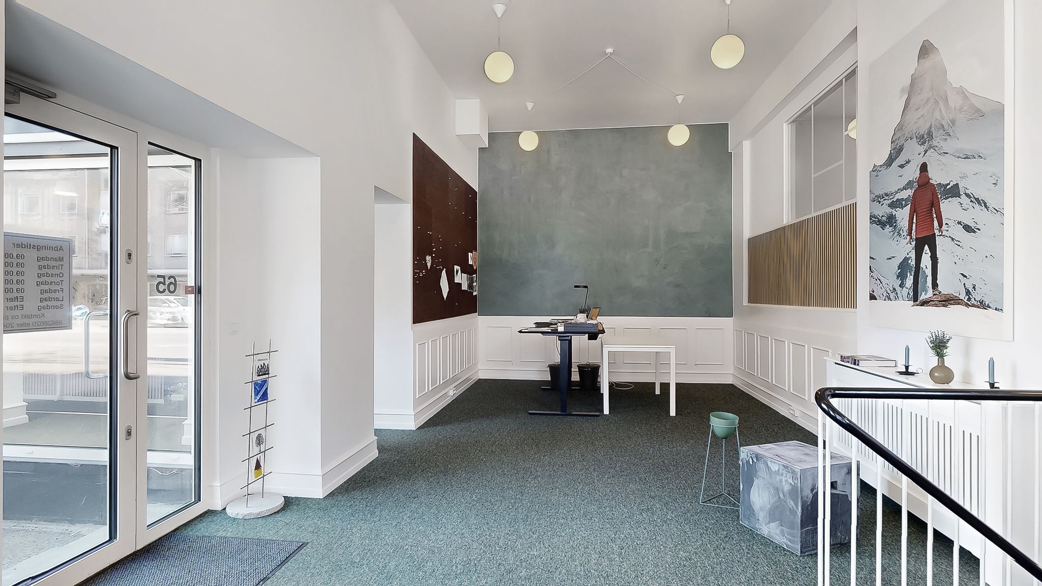 Kontor med gulvbelægning, hvide vægge, en bord med stol, og en stig til et loft