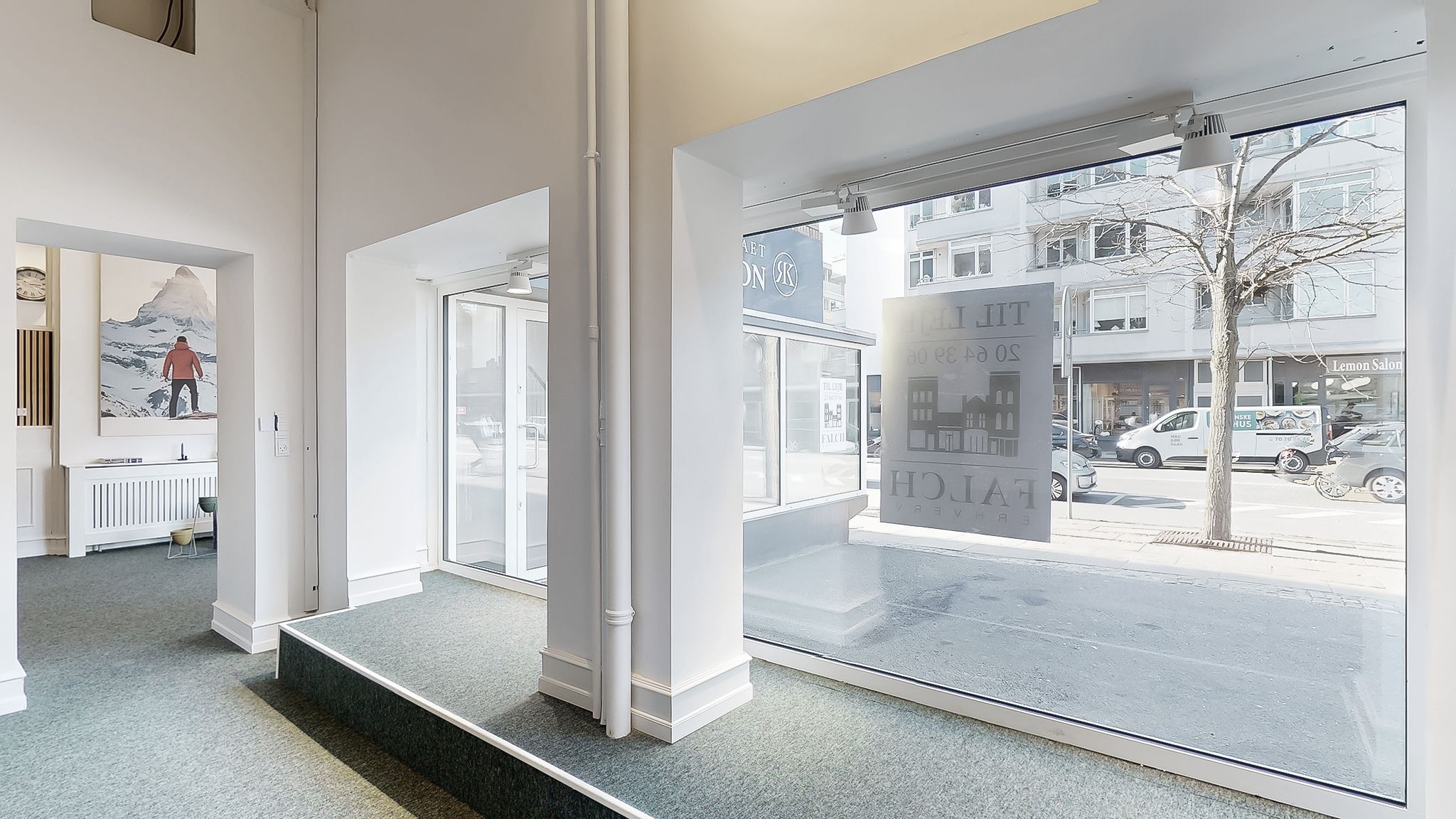 Foto af et kontorlejemål med moderne indretning, glasvinduer, højt til loftet og lysindfald. Lejemålet ligger på Ordrupvej