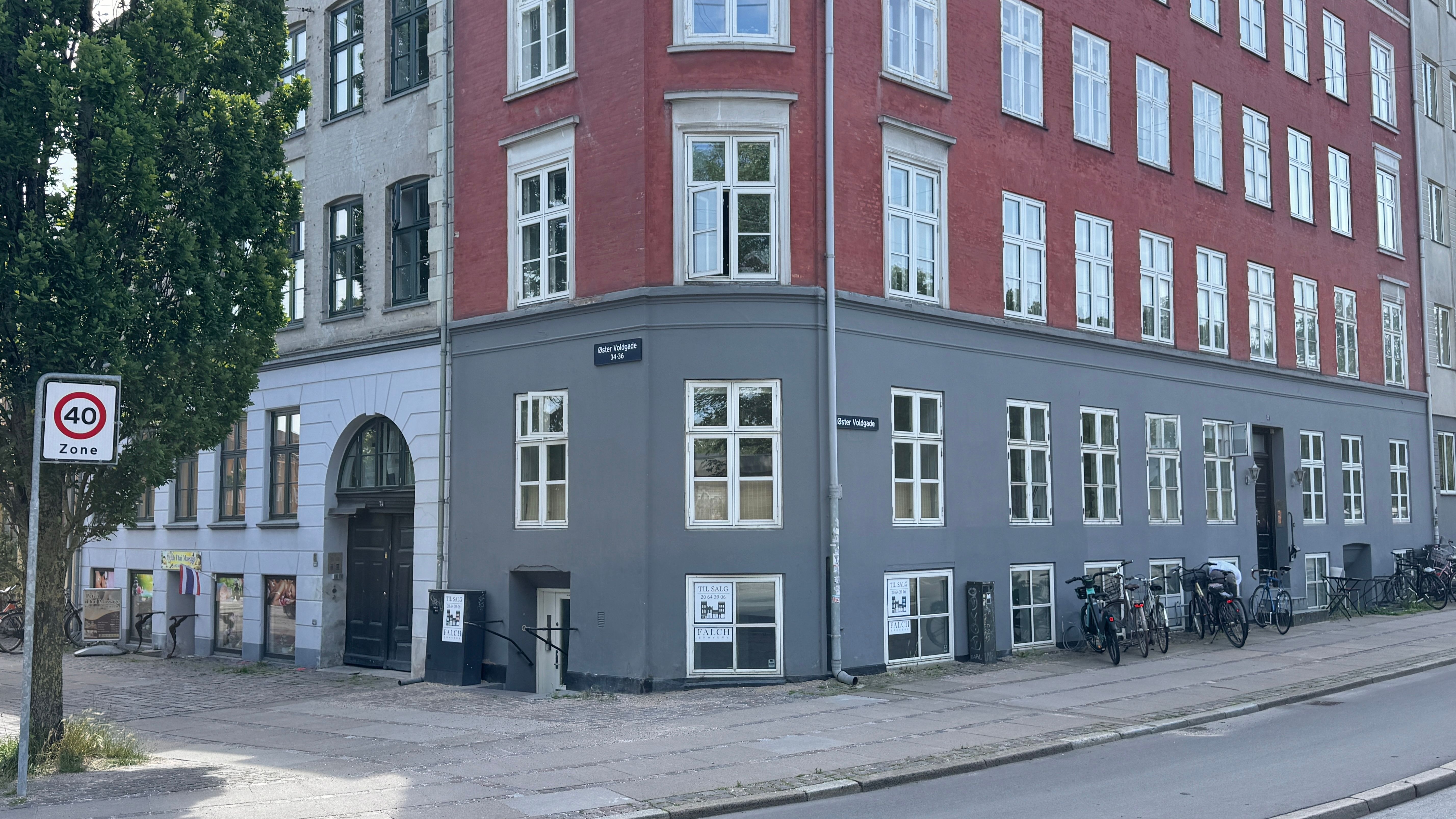 Erhvervslejlighed på Øster Voldgade 32, kl. tv., med store vinduer og adgang til gårdhaven. Adgangsforbudsskilt viser 40