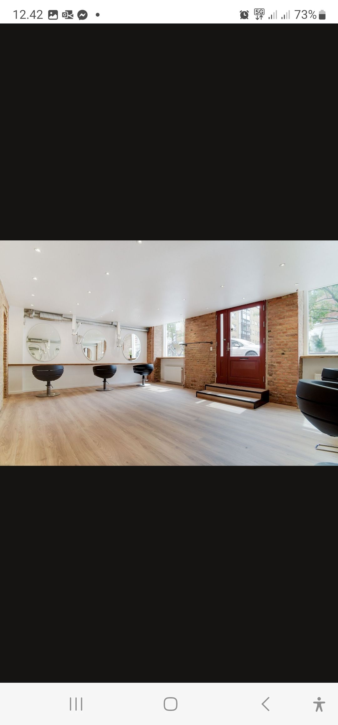 Elegant stue med højt loft og højkvalitets gulvbelægning samt stolpemonterede spejle og lyse træpaneler